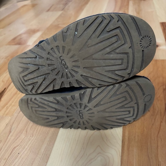 UGG Classic Short Sheepskin Shearling Boot in Two Toned Eve Blue - Picture 9 of 16